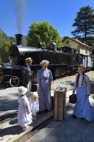 France, Alpes-Maritimes (06), Puget Théniers, le Train des Pignes, membres de l'AHVAE (Association d'histoire vivante et de d'archéologie expérimentale) en costume Belle Epoque devant la locomotive à vapeur