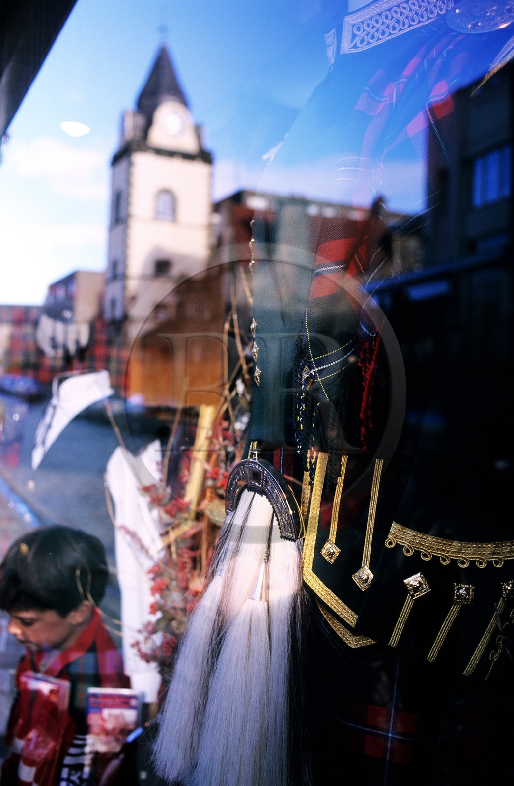 Royaume-Uni, Ecosse, kilt et ses accessoires en vente dans la vitrine d'un magasin