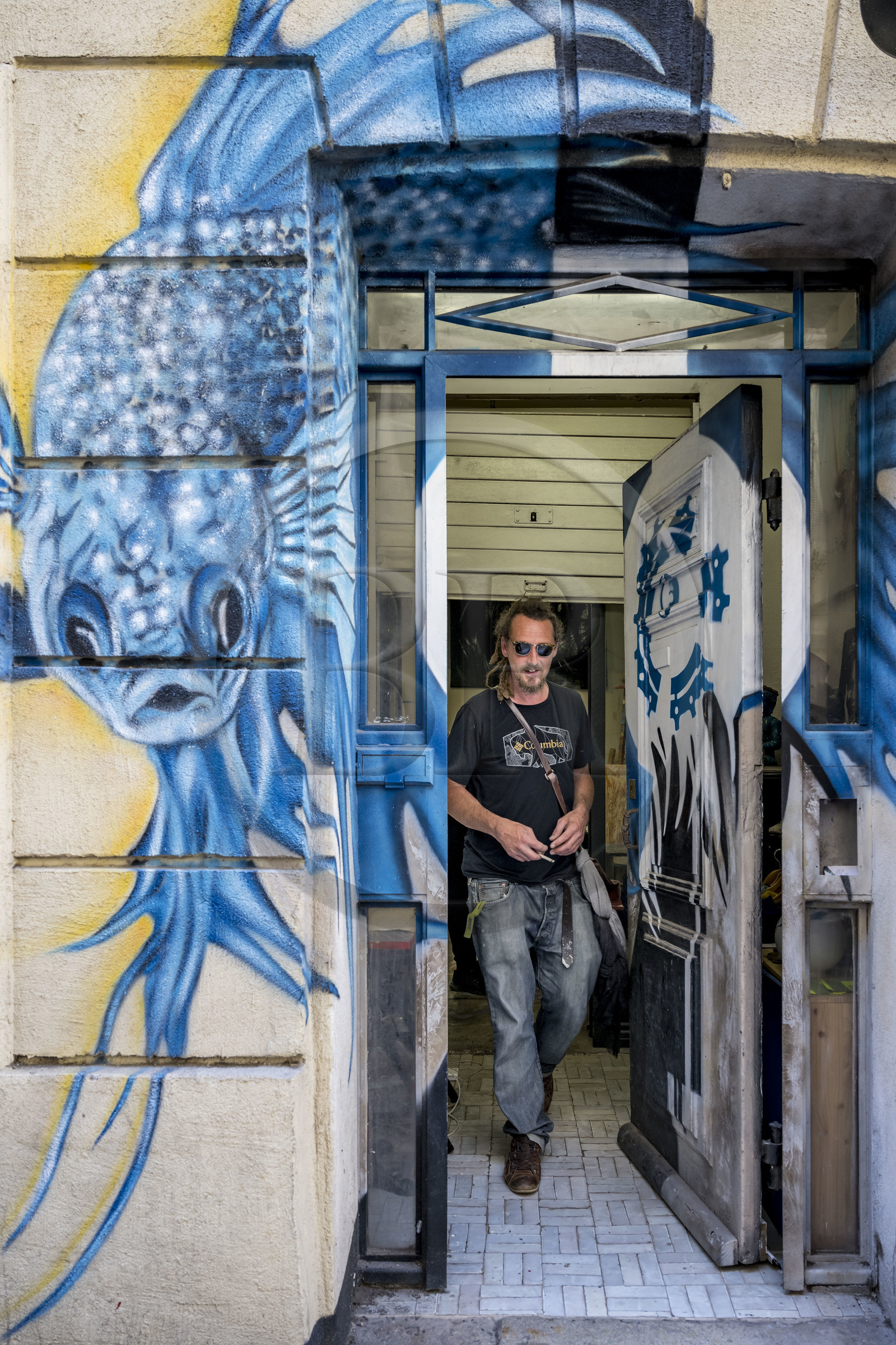France, Bouches-du-Rhône (13), Marseille, quartier du Panier, le street artiste Loïc Perrel dit Poasson dans son atelier galerie de la rue des Phocéens