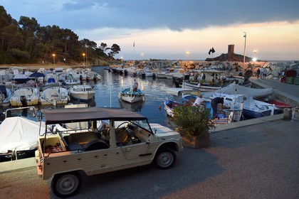 France, Var (83), Agay commune de Saint-Raphaël, massif de l'Estérel, la Corniche d'Or, port de Poussaï et la tour de l'Ile d'Or au large du cap du Dramont, citroen Mehari