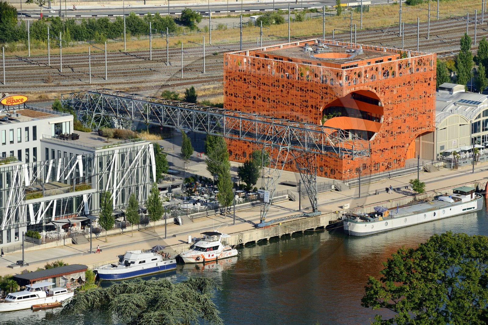 France, Rhône (69), Lyon, nouveau quartier de La Confluence au sud de la Presqu'île, Quai Rambaud, le Cube Orange imaginé par les architectes Dominique Jakob et Brendan MacFarlane et le siège de Radio Espace à gauche