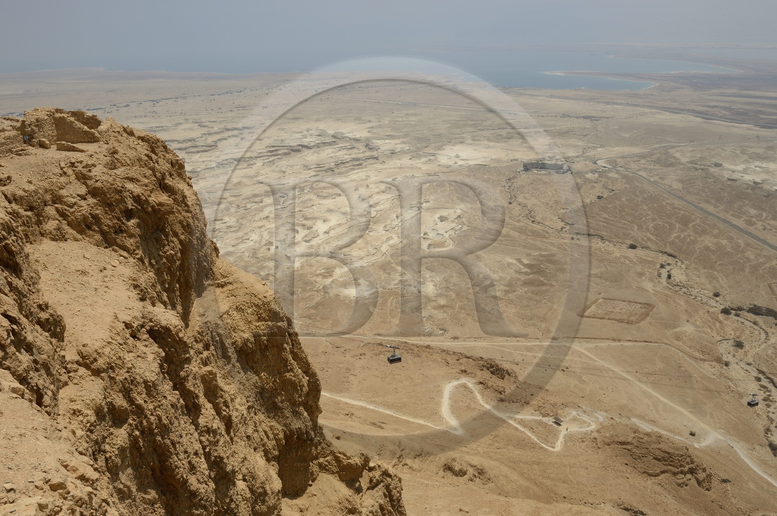 Israel, désert du Neguev, forteresse de Massada, classée Patrimoine Mondial de l'UNESCO, telepherique surplombant la Mer Morte, le sentier du serpent et les vestiges d'un camp romain