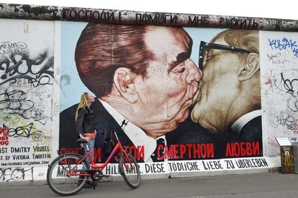 Allemagne, Berlin, Friedrichshain-Kreuzberg, East Side Gallery, le mur, oeuvre des années 1990 et renovée en 2009 intitulée Baiser de l'Amitié de l'artiste Dmitri Vrubel représentant les secrétaires généraux Léonid Ilitch Brejnev et Erich Honecker