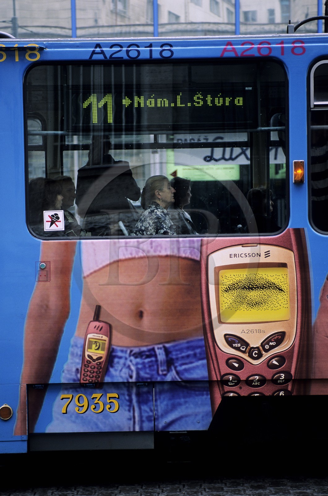 Slovaquie, Bratislava, publicité pour un téléphone portable sur un tramway