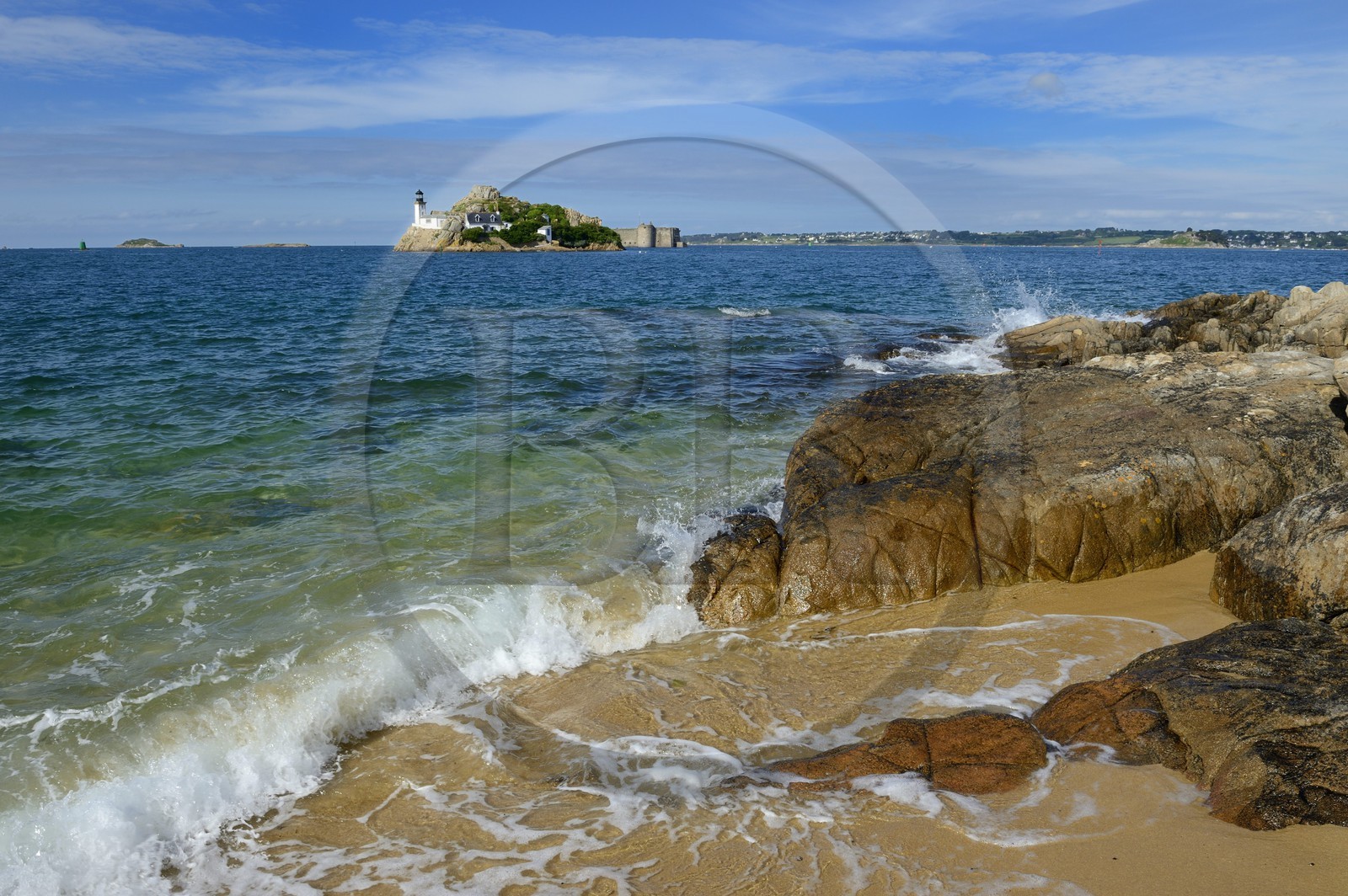 France, Finistère (29), baie de Morlaix, Carantec, maison-phare de l'Ile Louet et le château du Taureau construit par Vauban au XVIIe siècle depuis la plage de la Pointe de Penn al Lann
