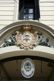 Argentine, province de Buenos Aires, San Antonio de Areco, le poste de police sur la place centrale, Ecu de l'Argentine