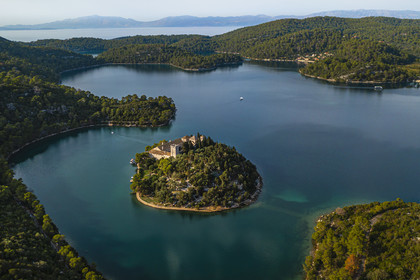 Croatie, Dalmatie, cote dalmate, Ile de Mljet, Parc national de Mljet, ancien monastère bénédictin sur l'ilot de Sainte Marie (Sveta Marija) (vue aérienne)