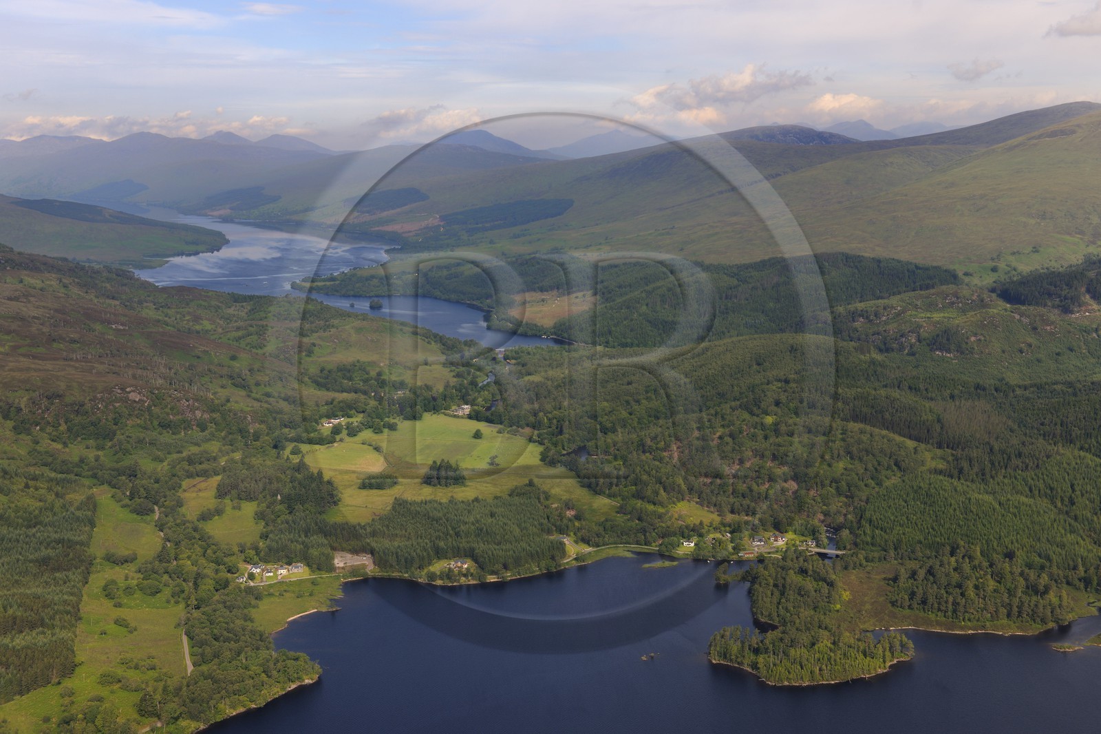 Royaume-Uni, Ecosse, Highland, le Loch Arkaig donnant sur le Loch Oich au premier plan qui fait partie du canal Calédonien (vue aérienne)