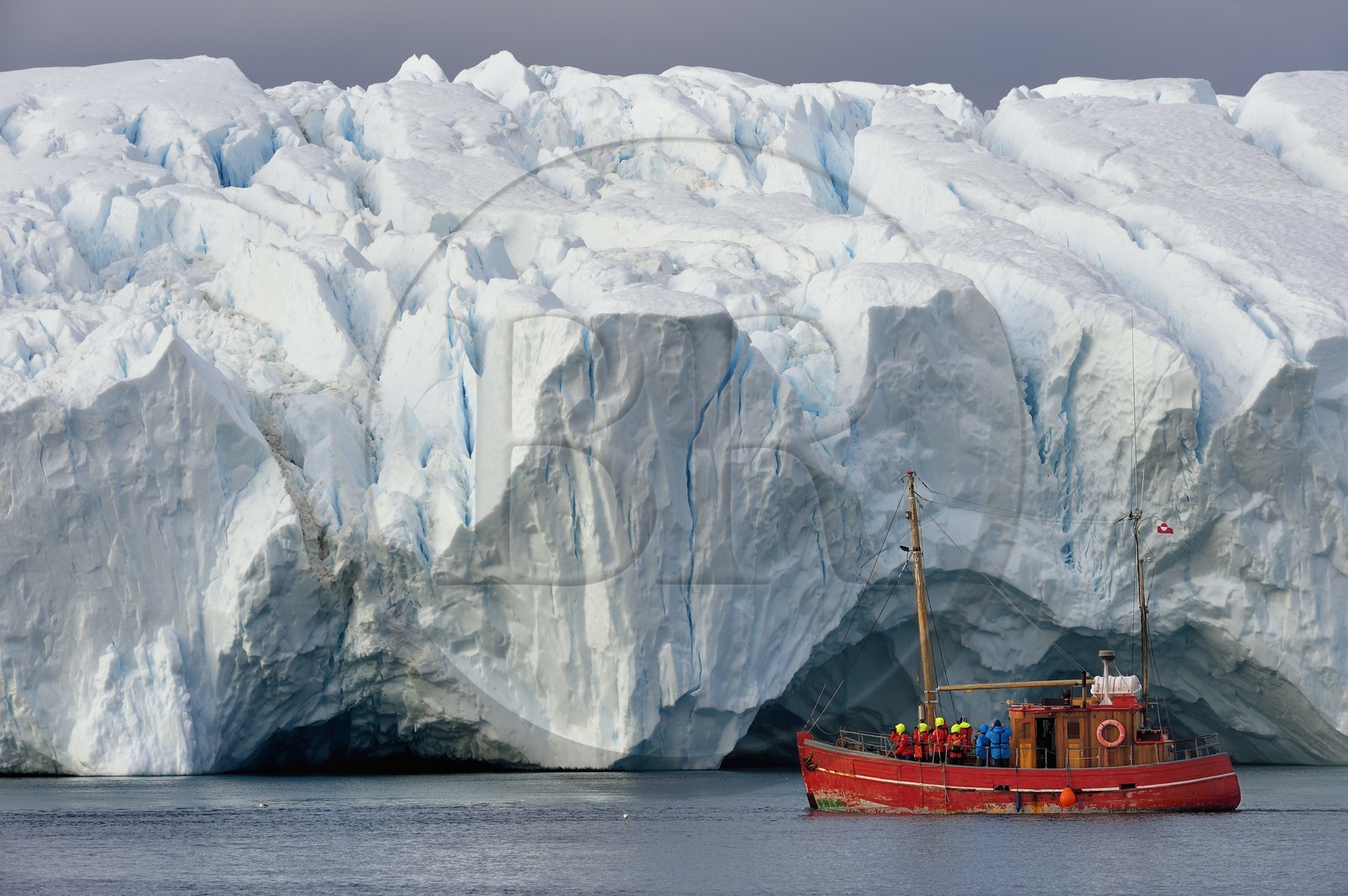 Groenland, cote ouest, baie de Disko, Ilulissat, fjord glacé classé Patrimoine Mondial de l'UNESCO qui est l’embouchure maritime du glacier Sermeq Kujalleq, ancien bateau de pêche reconverti pour la découverte des icebergs et l'observation des baleines