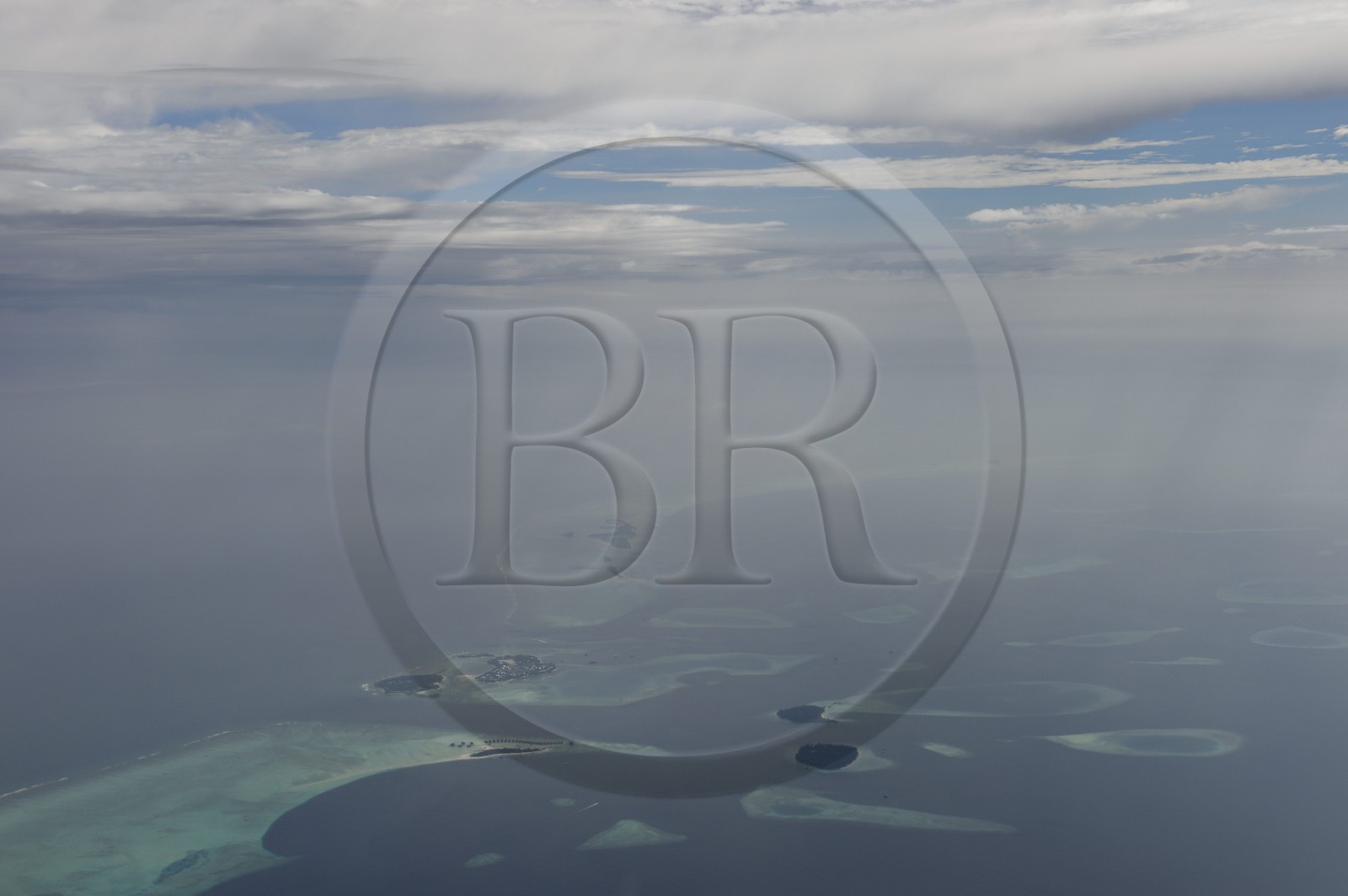Maldives, Ile et atoll privé (vue aérienne)