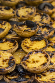 Portugal, Lisbonne, pasteis de Nata dans la vitrine de la patisserie Manteigaria Rua Augusta