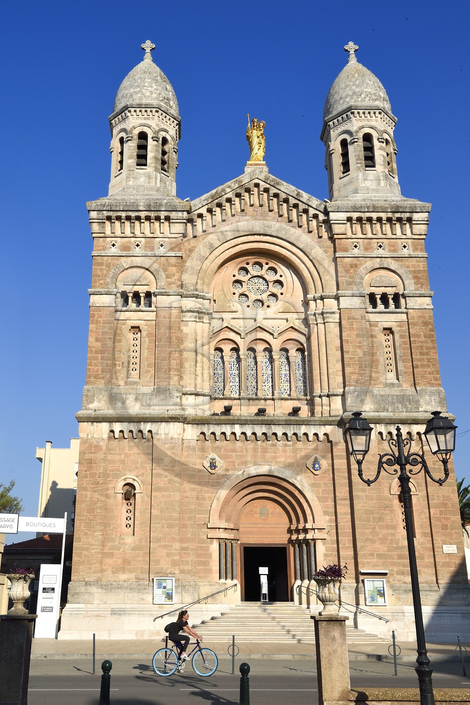 France, Var (83), Saint-Raphaël, basilique Notre-Dame-de-la-Victoire de style néo-byzantin par l'architecte Pierre Aublé