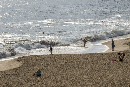 France, Loire-Atlantique (44), Estuaire de la Loire, Saint-Nazaire, baigneurs sur la plage de la Courance à Saint-Marc-sur-Mer