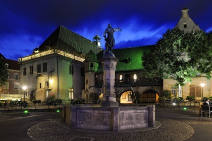 France, Haut-Rhin (68), Colmar, la place de l'Ancienne Douane, la Fontaine Schwendi oeuvre de Bartholdi devant l'Ancienne Douane (Koifhus)