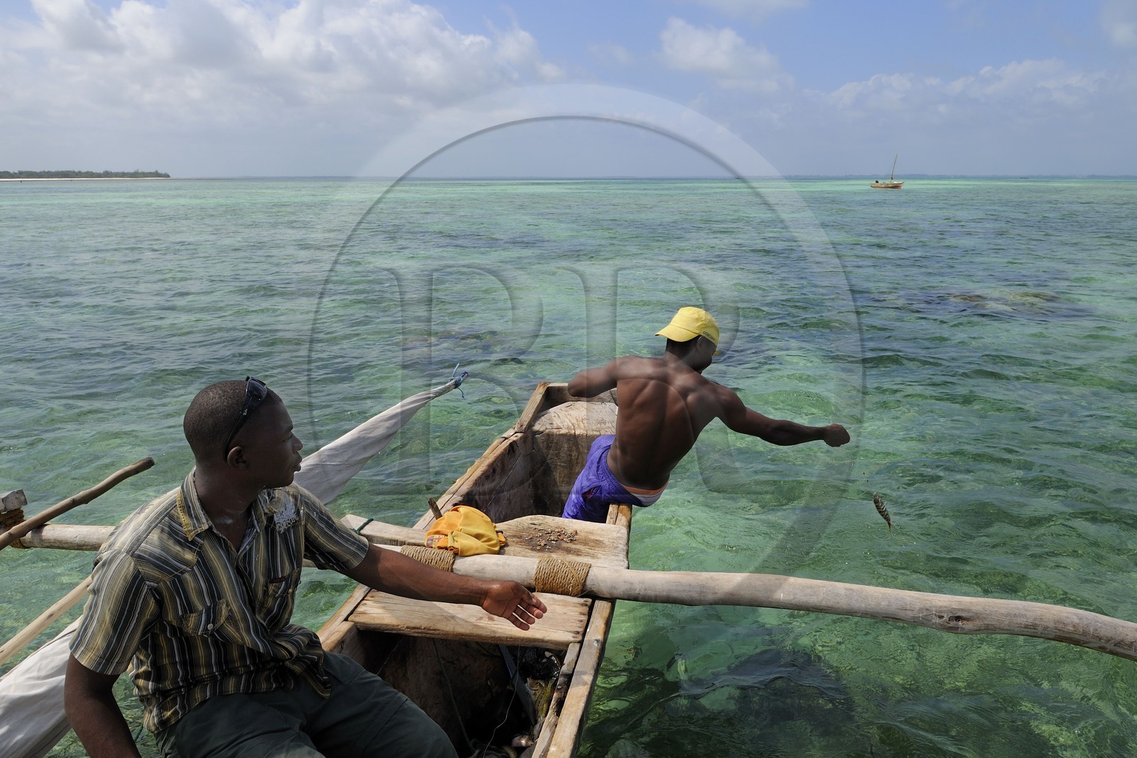 Tanzanie, archipel de Zanzibar, île de Unguja (Zanzibar), côte est, baie de Chwaka vers Michamvi, pêche à la ligne sur un dhow (boutre traditionnel)