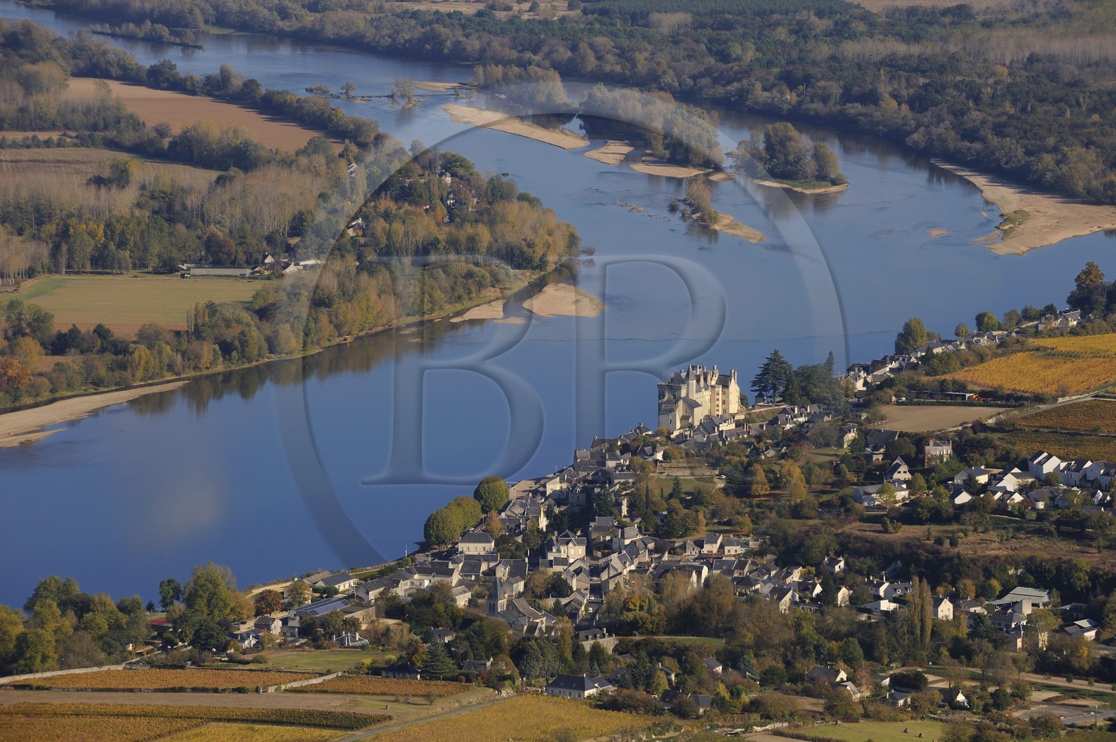 France, Maine-et-Loire (49), Vallée de la Loire, Montsoreau, labellisé Les Plus Beaux Villages de France, château au bord de la Loire (vue aérienne)