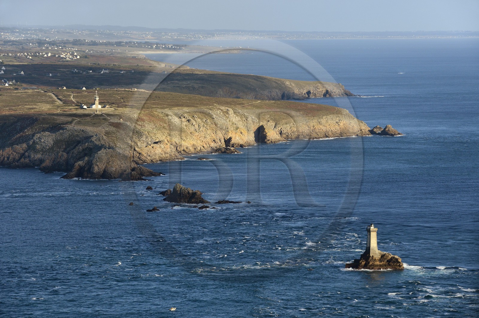 France, Finistère (29), Mer d'Iroise, Plogoff, le phare de la Vieille et la Pointe du Raz en arrière plan (vue aérienne)