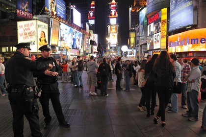 Etats-Unis, New York, Manhattan, Theater district sur Broadway, patrouille de police à Times Square