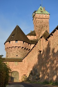 France, Bas-Rhin (67), Orschwiller, le chateau du Haut-Koenigsbourg, le donjon vu depuis l'Est avec la tour sud du petit bastion