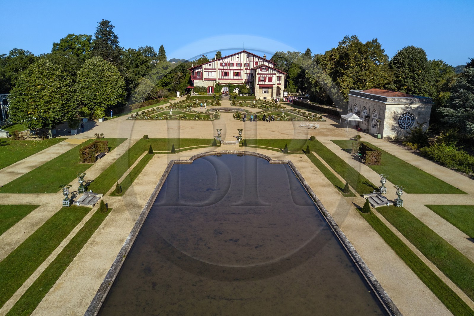 France, Pyrénées-Atlantiques (64), Pays-Basque, Cambo-les-Bains, la Villa Arnaga et  son jardin à la française, musée et maison d'Edmond Rostand de style néo-basque (vue aérienne)