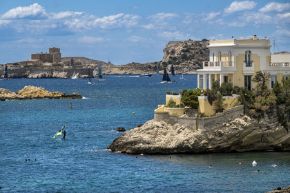 France, Bouches-du-Rhône (13), Marseille, quartier d'Endoume, Malmousque, Anse de Maldormé dominé par la Villa Petite Ourse, le Chateau d'If et l'Archipel des îles du Frioul en arrière plan