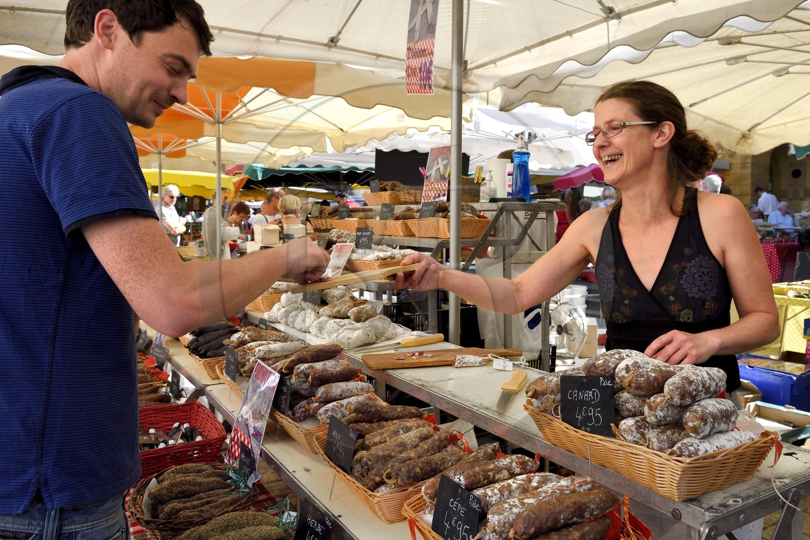 France, Dordogne (24), Périgord Noir, vallée de la Dordogne, Sarlat-la-Canéda, jour de marché Place de la Liberté, étal de saucissons secs