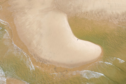 France, Vendée (85), Jard-sur-Mer, la Pointe du Payré, la plage du Veillon dans l'estuaire de la rivière Payré (vue aérienne)