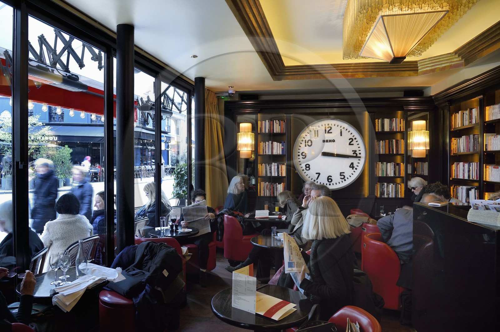 France, Paris, Carrefour de l'Odéon, Café les Editeurs