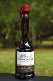France, Calvados (14), Pays d'Auge, Le Breuil-en-Auge, bouteille de Calvados AOC Pays d’Auge Chateau du Breuil