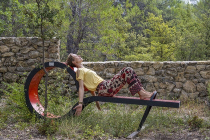 France, Var (83), Provence Verte, Bras, Académie du Bain de Forêt Provençale, forêt du domaine Le Peyrourier - une campagne en Provence, Constanze Coisne guide le Shinrin Yoku