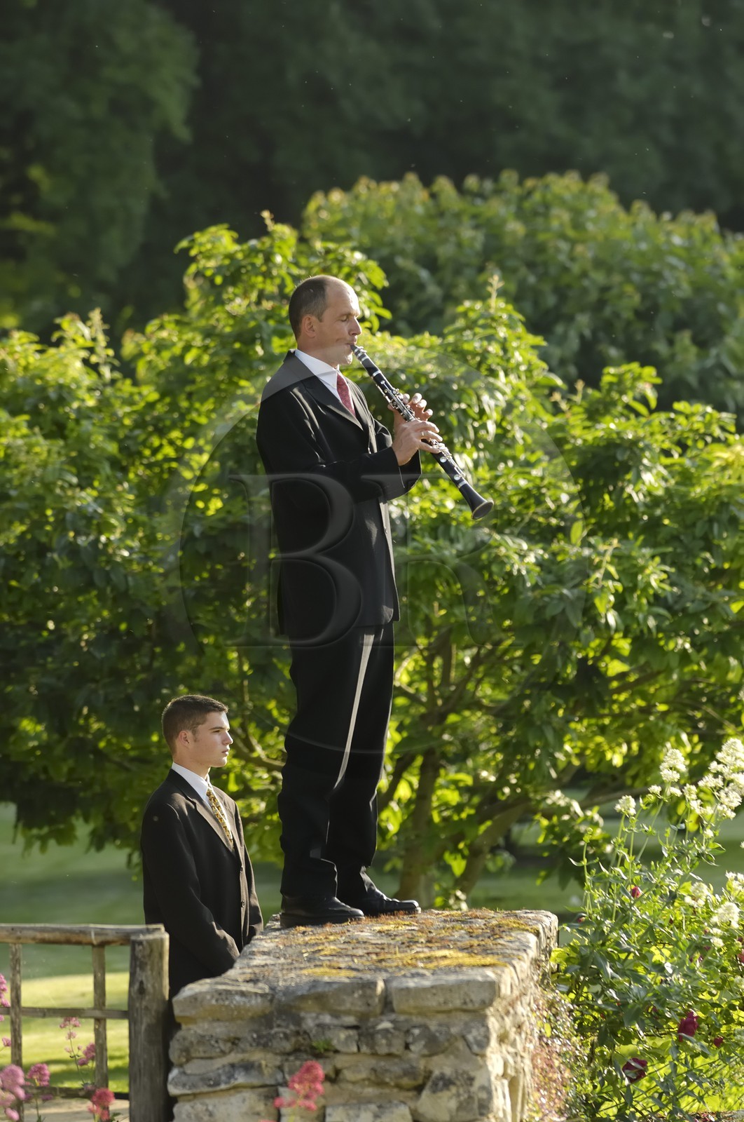 France, Indre et Loire (37), château du Rivau, musiciens dans les jardins
