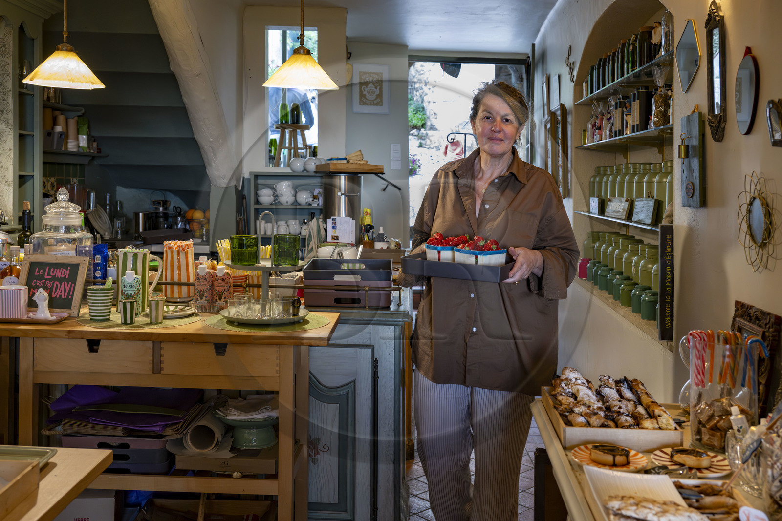 France, Vaucluse (84), Dentelles de Montmirail, le village médiéval de Séguret, labellisé Les Plus Beaux Villages de France, la Maison d’Eglantine, le salon de Thé tenu par Christine Jaroslave