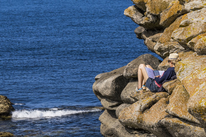 France, Finistère (29), Pays des Abers, Ile Vierge dans l'archipel de Lilia, séance de lecture dans les rochers