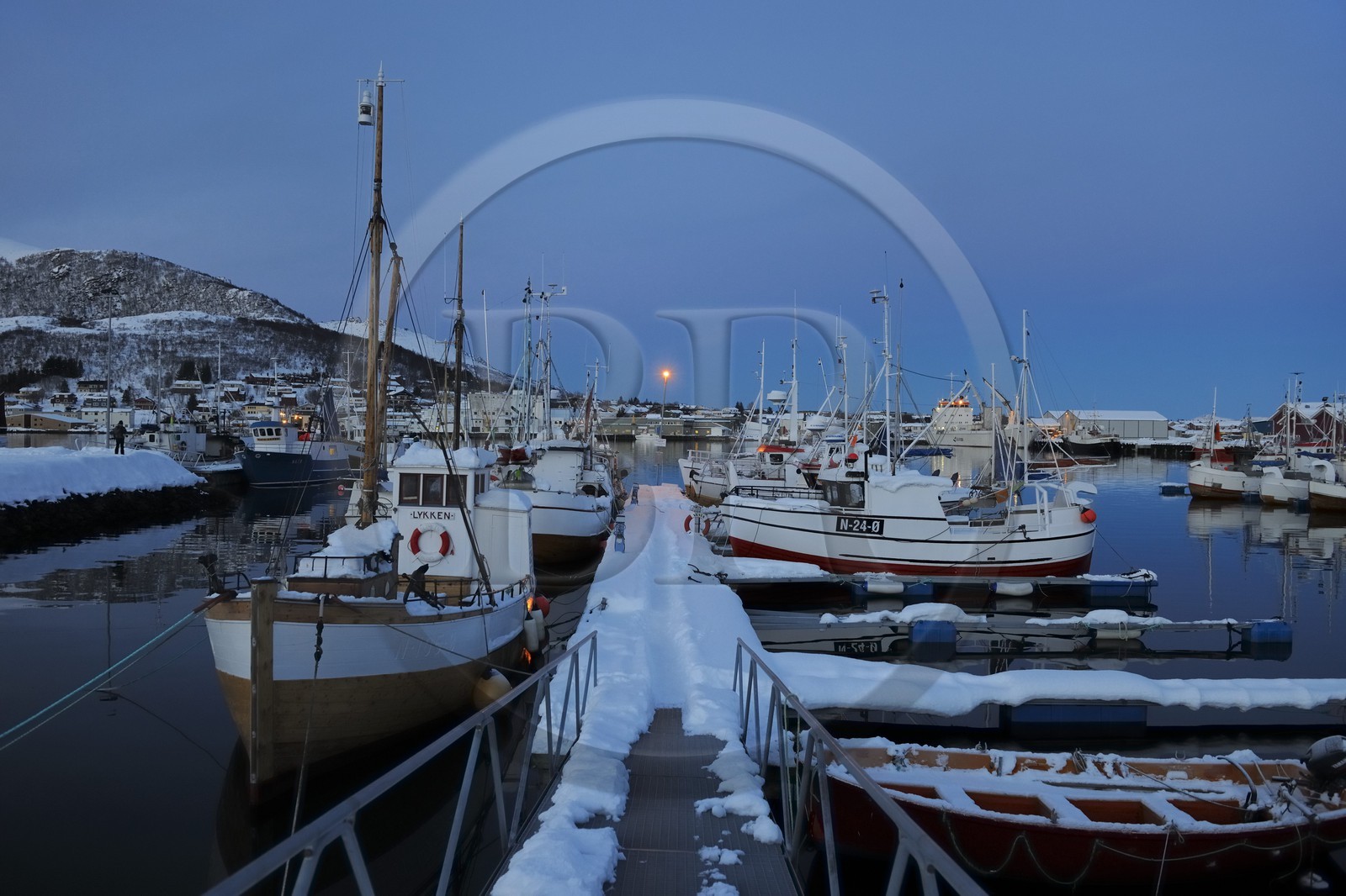Norvège, Nordland, iles des Westeralen, port de Myre à la nuit tombante