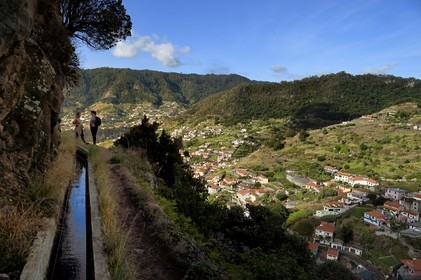 Portugal, Ile de Madère, randonnée de Machico à Porto da Cruz par le Vereda do Larano, marche le long de la levada dos Maroços et Machico en arrière plan