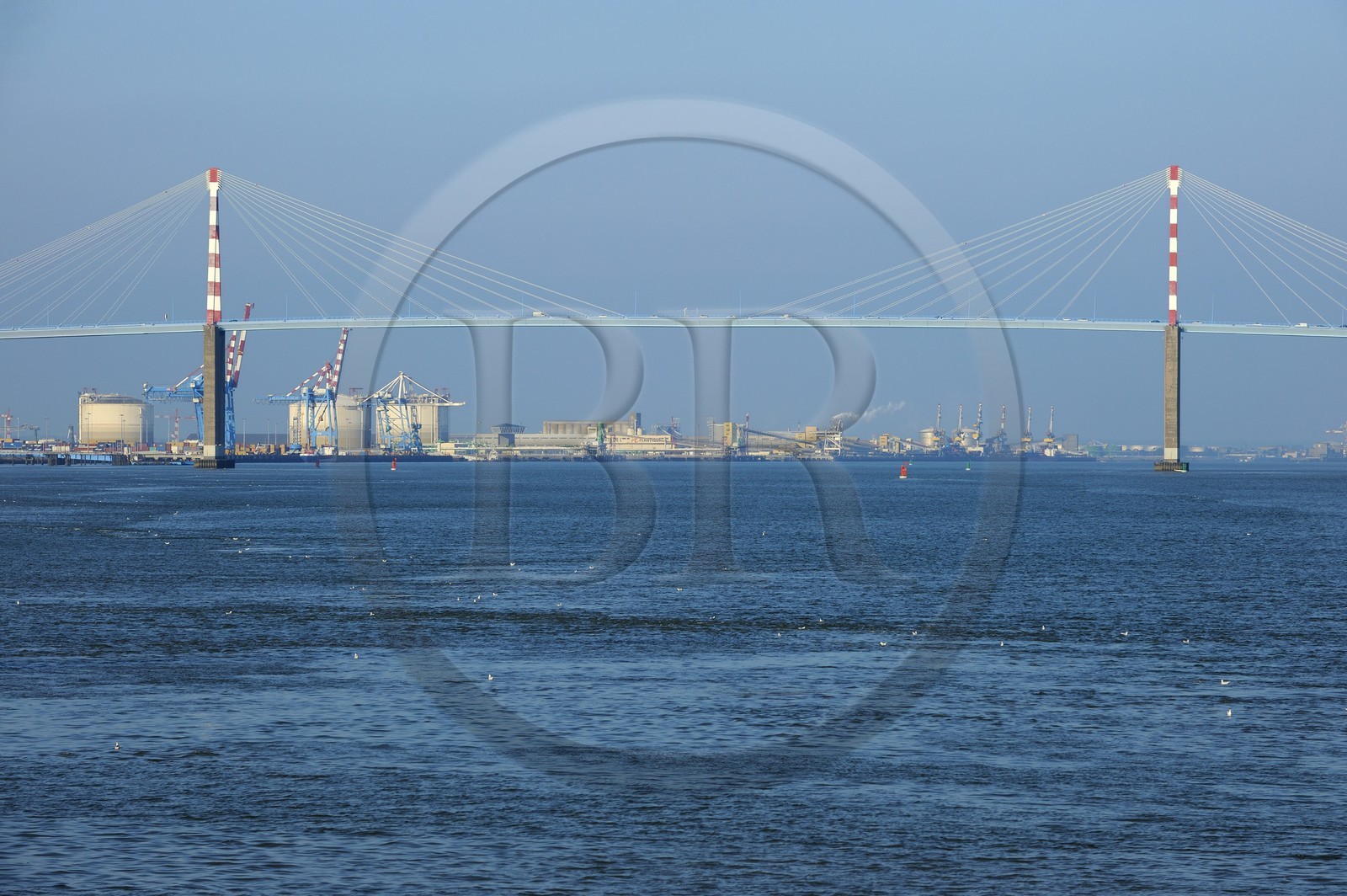 France, Loire-Atlantique (44), port autonome de Nantes Saint-Nazaire, terminal de Montoir de Bretagne et le pont de Saint-Nazaire