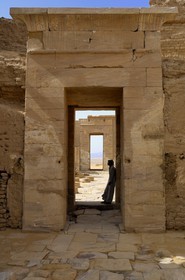 Egypte, désert libyque, El-Dush au sud de l'oasis de Kharga, le temple de l'époque Ptolémaique dédié à Isis et Osiris dans le fort romain