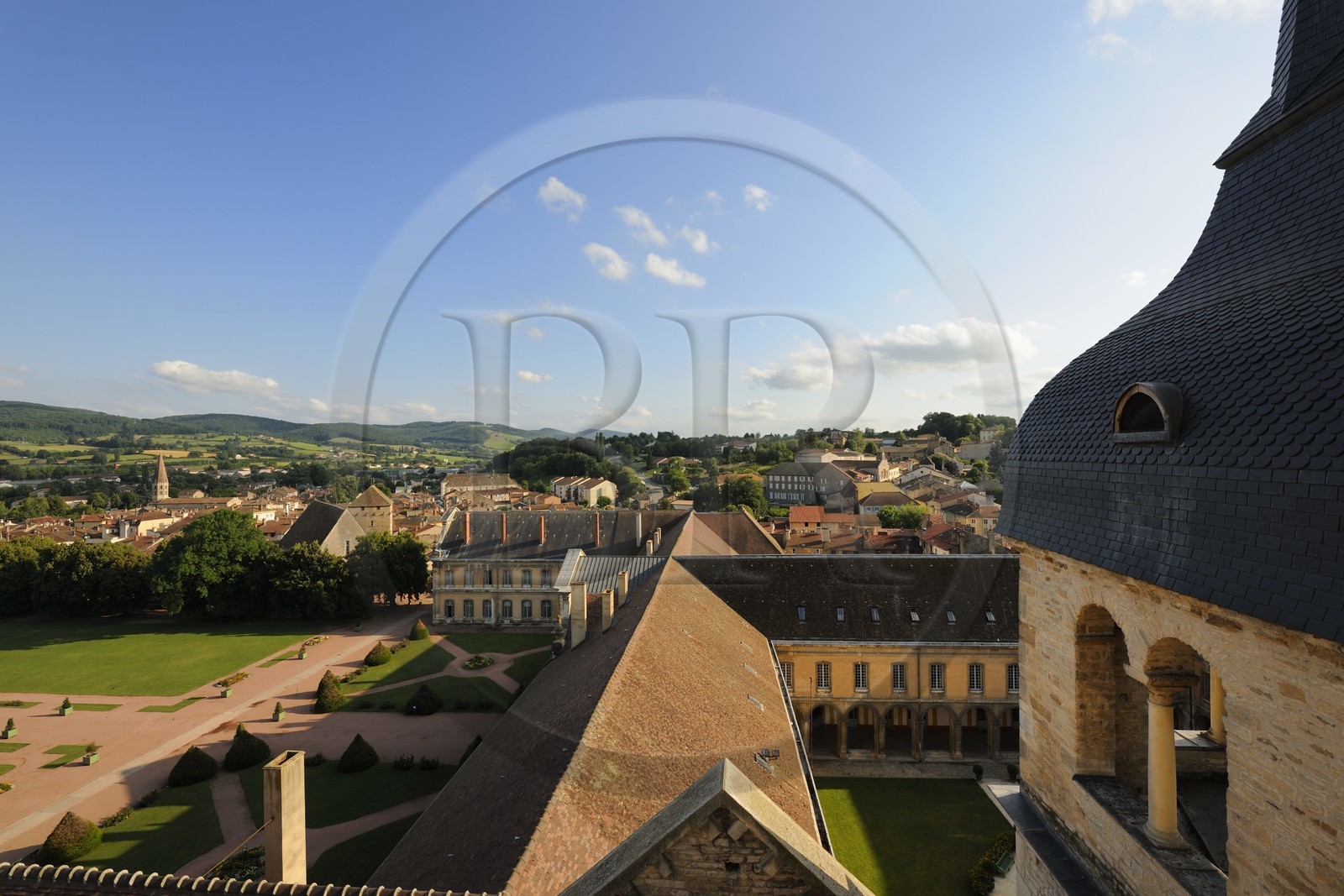 France, Saône et Loire (71), Cluny, église Saint-Marcel au fond gauche et la cour de l'école des Arts et Métiers avec le clocher de l'horloge dans l'ancienne abbaye