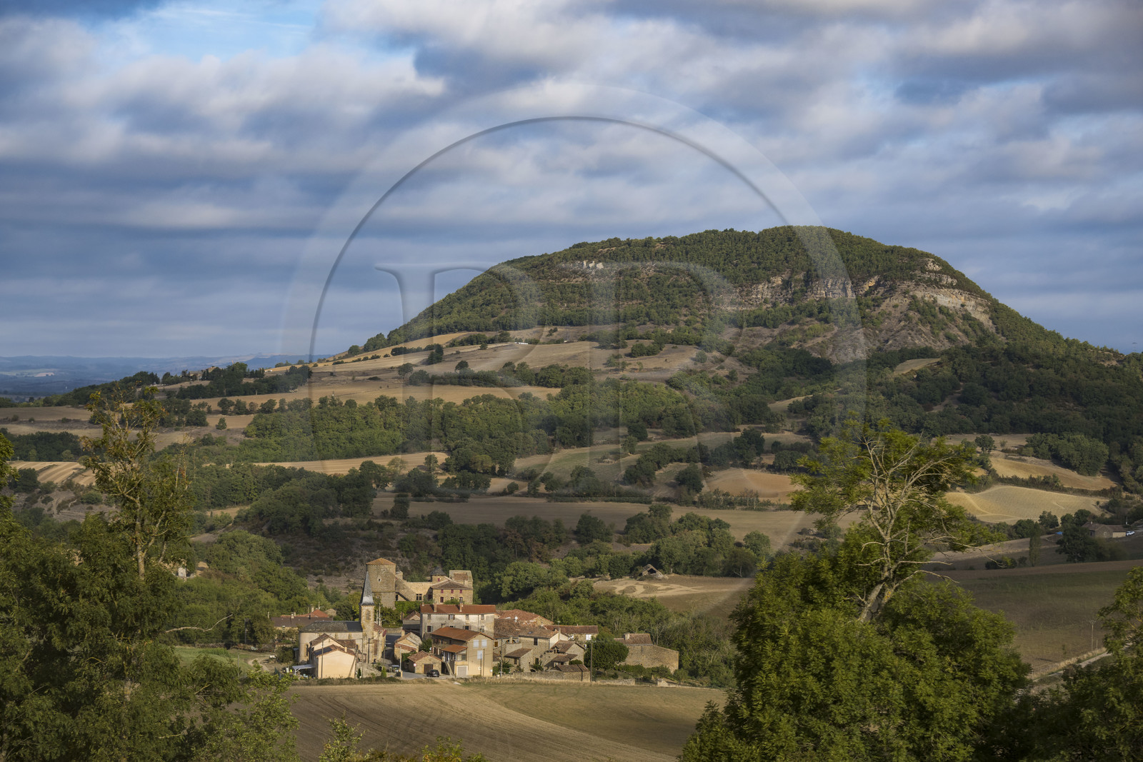 France, Aveyron (12), Causses et les Cévennes, paysage culturel de l'agro-pastoralisme méditerranéen, classés Patrimoine Mondial de l'UNESCO, haut plateau des Causses du Larzac, parc naturel régional des Grands Causses, le village et le chateau de Mélac