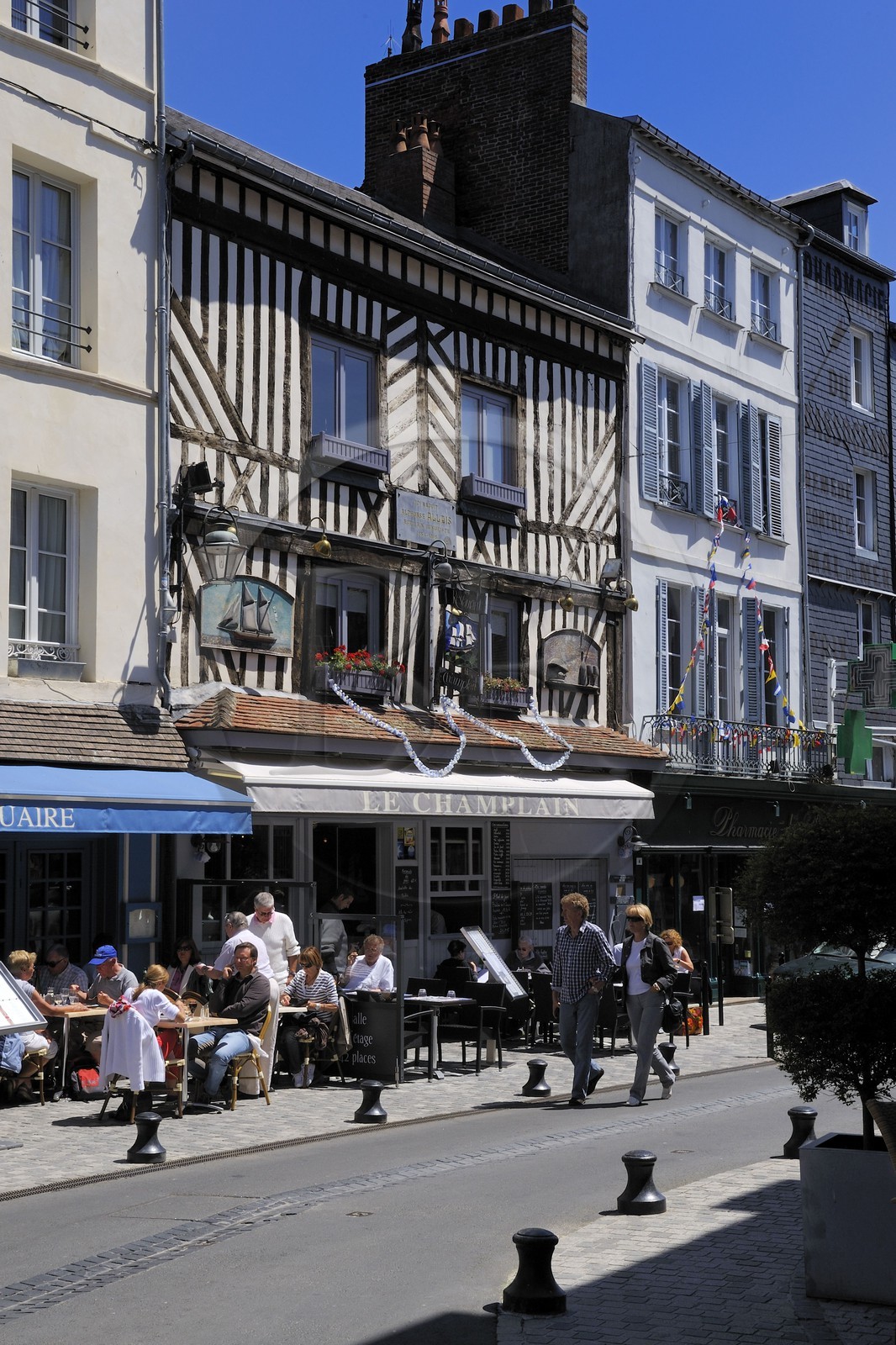 France, Calvados (14), Honfleur, terrasse de restaurants dans la rue Haute