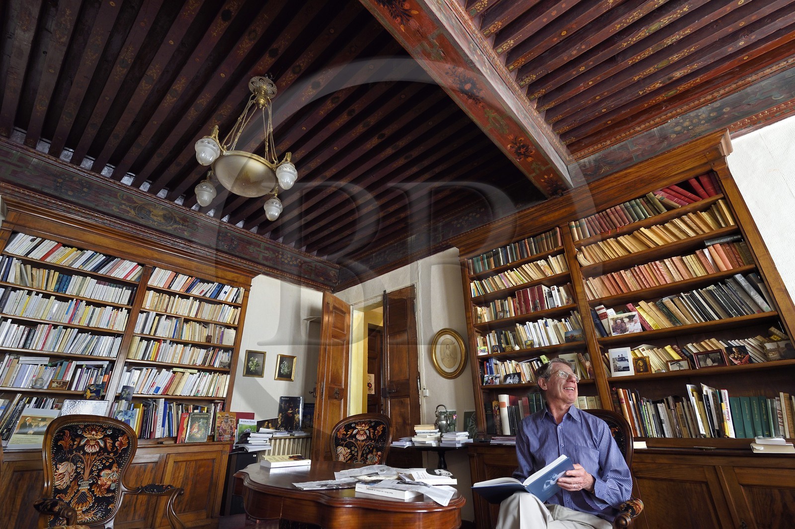 France, Bouches-du-Rhône (13), Arles, François Debost dans le salon d’apparat de son hotel particulier de Donine