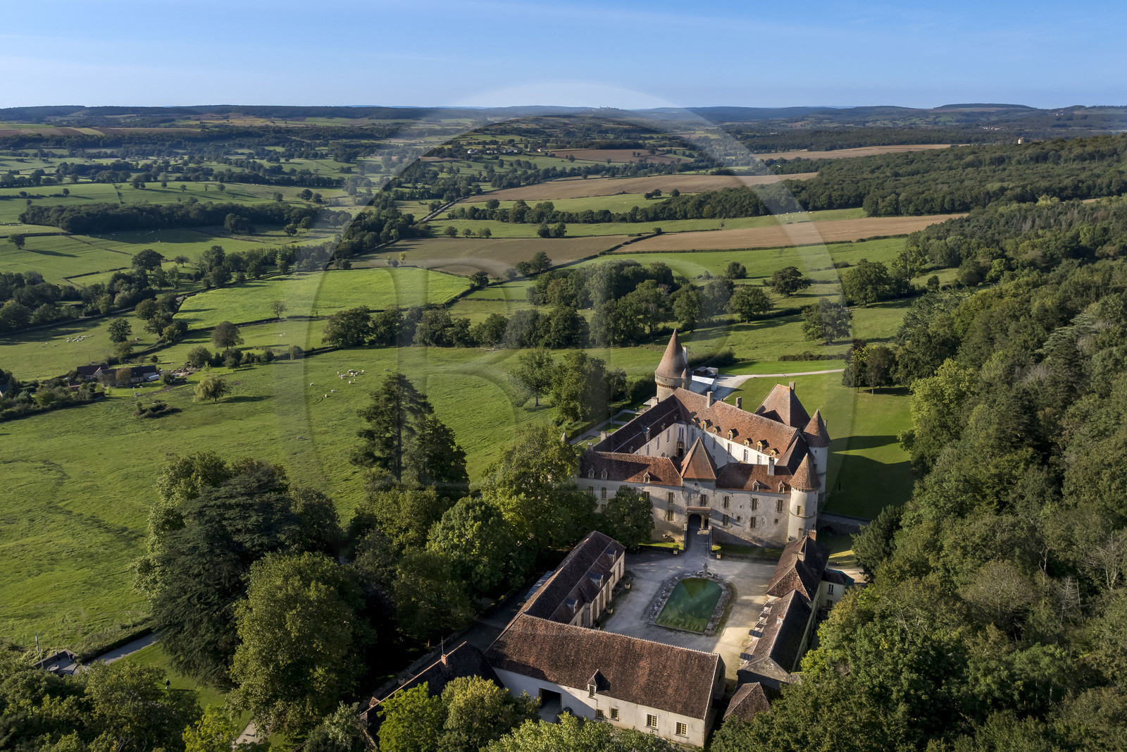 France, Nièvre (58), Parc naturel régional du Morvan, Bazoches, le chateau de Bazoches qui fut propriété du maréchal Sébastien le Prestre de Vauban, vézelay et sa basilique en arrière plan au centre (vue aérienne)
