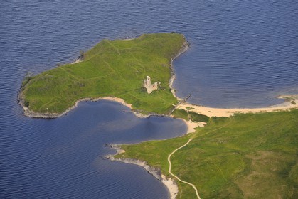 Royaume-Uni, Ecosse, Highland, Sutherland, Inchnadamph, Loch Assynt et ruines du château d'Ardvreck (vue aérienne)