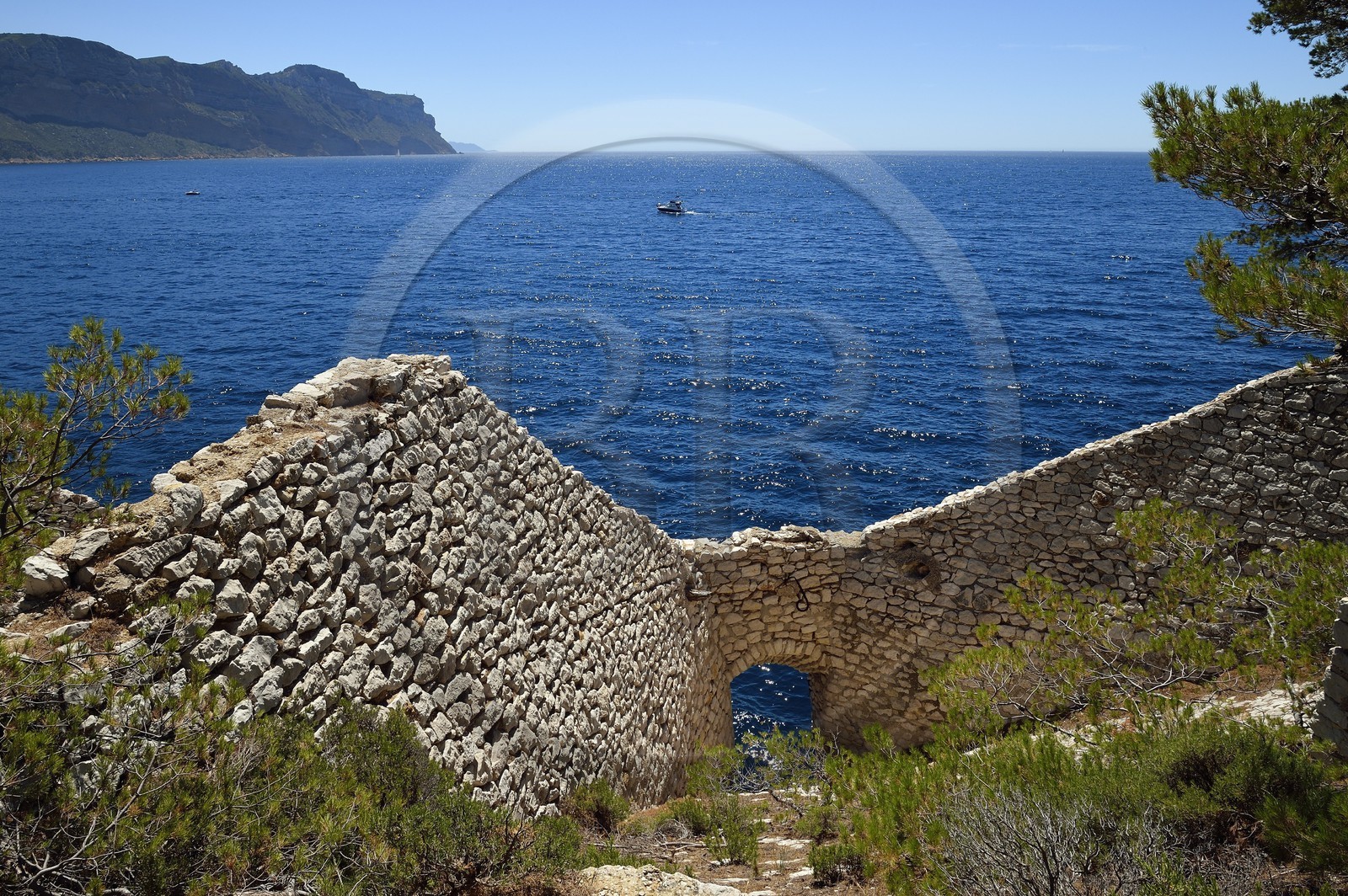 France, Bouches-du-Rhône (13), Cassis, Parc national des Calanques, baie de Cassis, pointe de la Cacau, un des Trémies