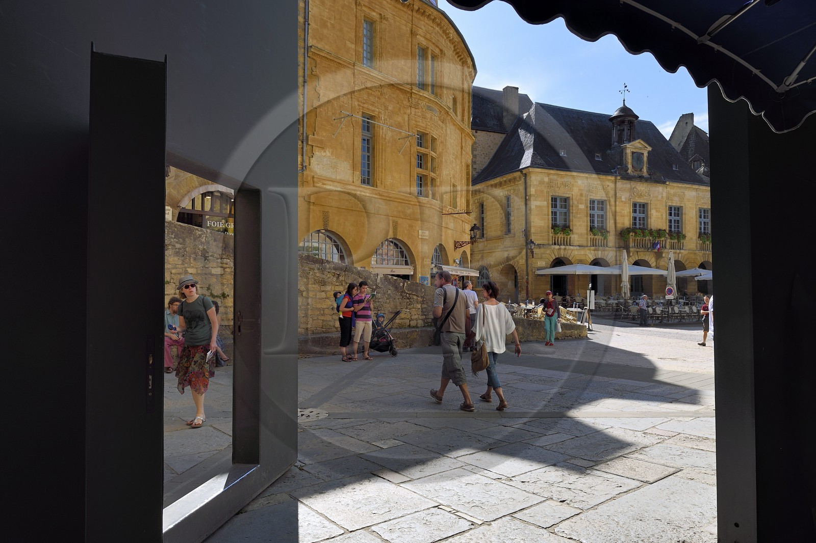 France, Dordogne (24), Périgord Noir, vallée de la Dordogne, Sarlat-la-Canéda, Place de la Liberté, porte de l'église Sainte-Marie reconvertie en marché couvert et espace culturel par l'architecte Jean Nouvel, Architecte Jean Nouvel, Mention obligatoire