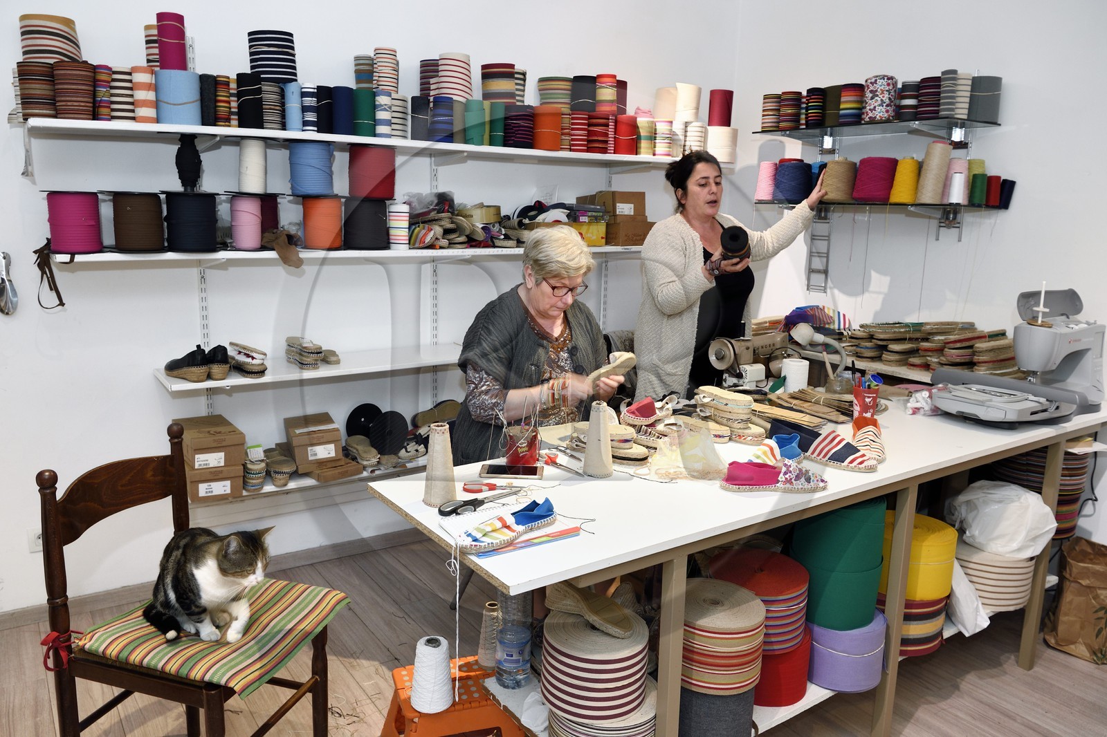 France, Pyrénées-Atlantiques (64), Pays-Basque, Saint-Jean-Pied-de-Port, Albertine Arangois et sa fille Patricia dans leur boutique et fabrique artisanale d'espadrilles