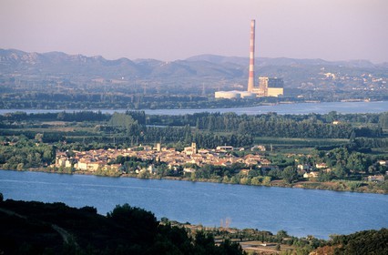 France, Gard (30), Vallabrègues, courbe du Rhône et centrale électrique EDF sur le barrage