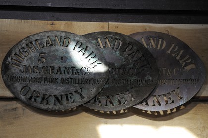 Royaume-Uni, Ecosse, Iles Orcades, Kirkwall, distillerie de whisky Highland Park, modèle pour le marquage des tonneaux