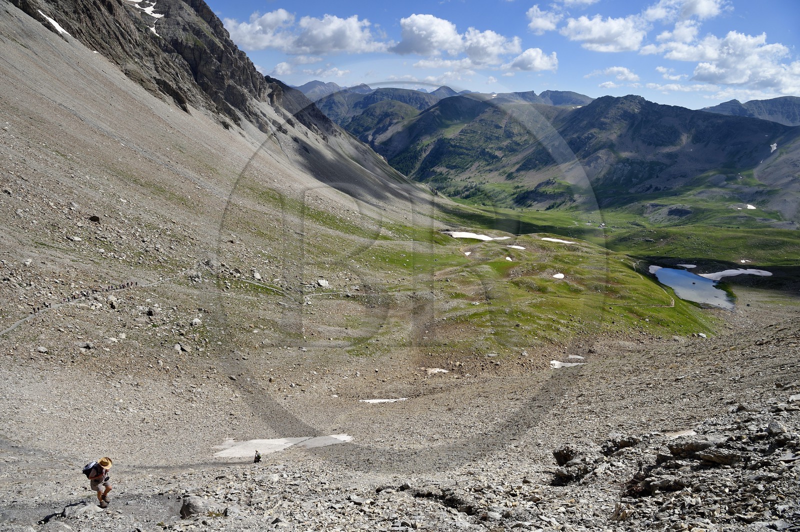 France, Alpes-de-Haute-Provence (04), Uvernet-Fours, parc national du Mercantour, vallée de l'Ubaye, sentier de randonnée du circuit des lacs qui grimpe vers le col de la Petite Cayolle (2639 m)