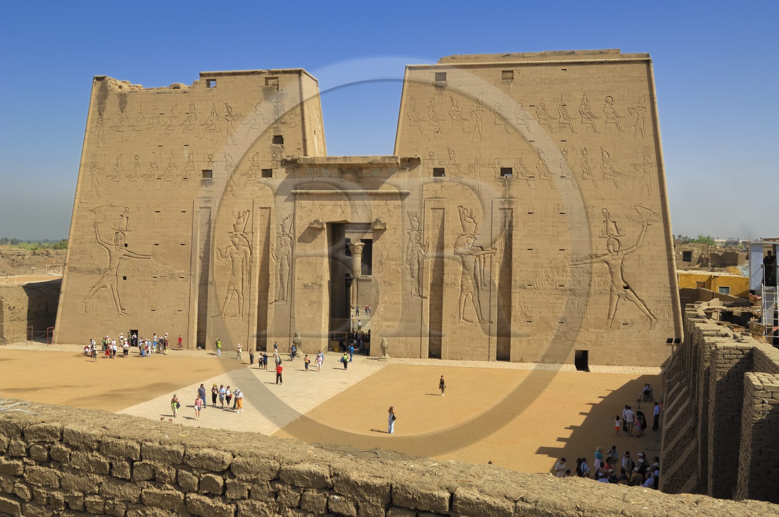 Egypte, Haute Egypte, vallée du Nil, Edfou, temple dédié au dieu Horus, le pylone d'entrée